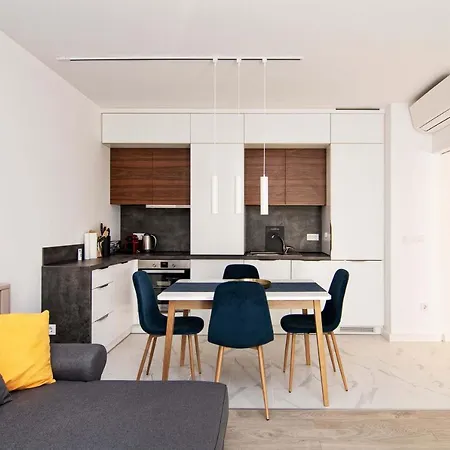 Luxury Center Two Bedroom Close To Beach Apartment *